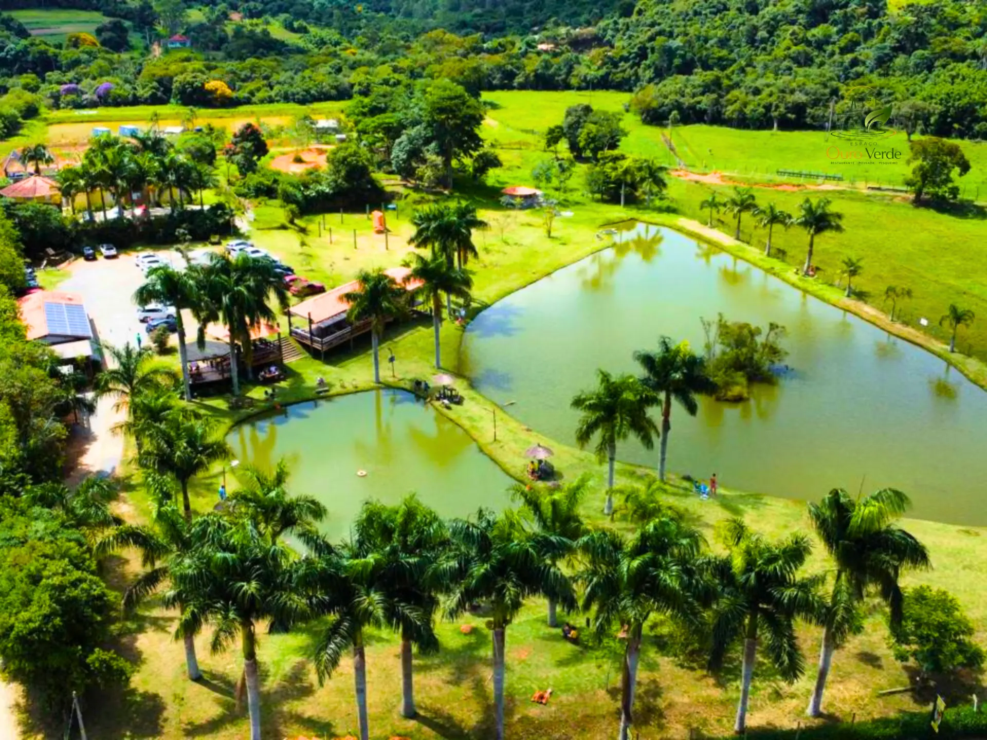 Vista aérea dos lagos e da natureza que cercam o restaurante do Espaço Ouro Verde