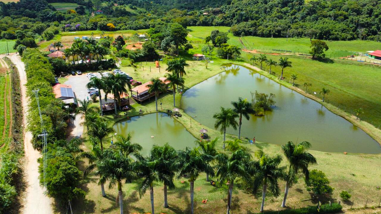 Vista aérea da Pousada Espaço Ouro Verde com lago e natureza em São Roque